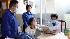 Các bác sỹ thành phố Hồ Chí Minh được tăng cường đến Khánh Hòa để khám bệnh cho người dân ở điểm số 6 Phan Bội Châu, phường Nha Trang. Ảnh: Phan Sáu/TTXVN.