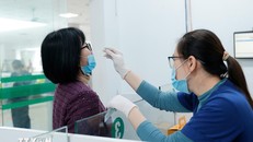 Khu vực xét nghiệm và test cúm cho bệnh nhân. Ảnh: Minh Quyết/TTXVN.