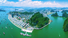 Kinh tế số đóng vai trò then chốt trong việc thúc đẩy chuyển đổi xanh tại các đô thị biển, góp phần quan trọng vào phát triển bền vững và tăng trưởng kinh tế. Ảnh: Một góc thành phố Hạ Long, tỉnh Quảng Ninh.