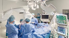 Các bác sĩ Bệnh viện Đa khoa Quốc tế Vinmec Central Park (TP.HCM) đang tiến hành giải ép vi mạch cho bệnh nhân.