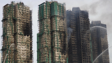 Các tòa chung cư ở khu phức hợp Wang Fuk Court thuộc quận Tai Po, Hong Kong (Trung Quốc) bị thiêu rụi trong vụ hoả hoạn kéo dài hơn 40 giờ, ngày 27/11/2025. 