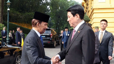 Chủ tịch nước Lương Cường đón Quốc vương Brunei Darussalam Haji Hassanal Bolkiah. 