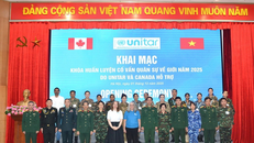 Các đại biểu tham dự khai mạc khóa huấn luyện chụp ảnh chung. 