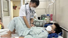 Bác sỹ thăm khám cho bệnh nhi đang điều trị tại Bệnh viện Đa khoa Xanh Pôn