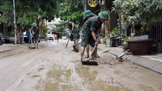 Bộ đội giúp nhân dân làm sạch, thu gom rác thải, tẩy rửa môi trường.