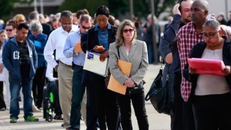 Người lao động xếp hàng chờ xin việc tại Hội chợ việc làm ở Uniondale, New York (Mỹ)