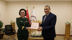 Thiếu tướng Phan Thị Hoài Vân, Phó Chủ nhiệm Tổng cục Công nghiệp Quốc phòng, chào xã giao Bộ trưởng Bộ Sản xuất Quốc phòng Ai Cập Mohamed Salah El-Din Mostafa.