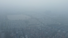 Thủ đô Hà Nội chìm trong bụi mịn và sương mù. 