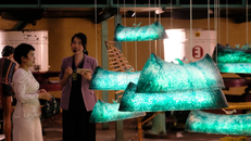 Khán giả tham quan khu vực trưng bày các tác phẩm nghệ thuật về “Hồn đất - Hồn nghề” ở xứ trà B’Lao.