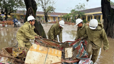 Lực lượng Quân đội hỗ trợ người dân thu dọn rác và bùn đất sau khi nước rút.