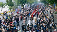Đông đảo du khách dõi theo cuộc tái hiện đám cưới xưa "Bách hoa hỷ sự" thuộc khuôn khổ Vietnam Happy Fest 2025