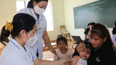 Ttiêm vaccine cho trẻ em tại ấp Mười Mẫu, xã Hưng Phước (Đồng Nai)