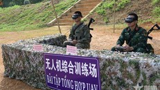 Bộ đội Lục quân hai nước Việt Nam-Trung Quốc phối hợp thực hiện khoa mục huấn luyện điều khiển phương tiện không người lái (UAV) tiêu diệt mục tiêu. (Ảnh: Báo Quân đội Nhân dân)