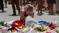 Người dân đặt hoa tưởng niệm các nạn nhân trong vụ xả súng tại bãi biển Bondi ở Sydney, Australia. 