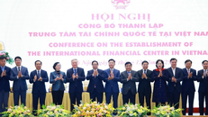 Thủ tướng Phạm Minh Chính và các thành viên Hội đồng điều hành Trung tâm Tài chính Quốc tế và Cơ quan điều hành Trung tâm Tài chính Quốc tế tại Thành phố Hồ Chí Minh và Thành phố Đà Nẵng.