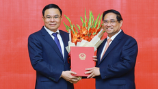 Thủ tướng Phạm Minh Chính trao Quyết định Quyền Bộ trưởng Bộ Công Thương cho ông Lê Mạnh Hùng.