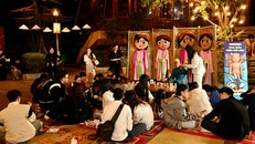 Gian “Họa màu trên rối mộc” thu hút đông đảo các bạn trẻ tham gia trải nghiệm. Ảnh: BTC