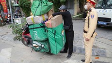 Xử lý nghiêm các shipper chở hàng che khuất biển số “né” camera AI