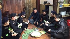 Du khách tập gói bánh truyền thống cùng đồng bào dân tộc Tày tại khu du lịch cộng đồng xã Nghĩa Đô, Lào Cai.