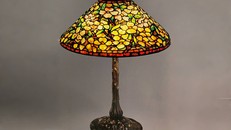 Dấu ấn hoa dương đào trên đèn kính màu Tiffany. Ảnh: The Lamps of Louis Comfort Tiffany