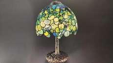 Hoa cẩm tú cầu tuyết ngọt ngào trong ánh đèn kính màu Tiffany. Ảnh: The Lamps of Louis Comfort Tiffany