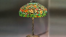 Chiêm ngưỡng ánh sáng lung linh của đèn hoa đỗ quyên Tiffany. Ảnh: The Lamps of Louis Comfort Tiffany