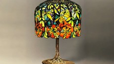 Nét đẹp hoa đăng tiêu trên đèn kính màu Tiffany. Ảnh: The Lamps of Louis Comfort Tiffany