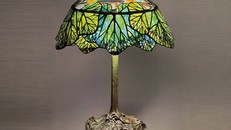 Đèn kính màu Tiffany với họa tiết cây thường xuân. Ảnh: The Lamps of Louis Comfort Tiffany