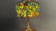 Đèn kính màu Tiffany tỏa sáng qua từng chùm nho. Ảnh: The Lamps of Louis Comfort Tiffany