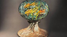 Đèn kính màu Tiffany với chủ đề đại dương mới lạ. Ảnh: The Lamps of Louis Comfort Tiffany