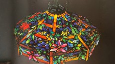 Đèn kính màu Tiffany với sự kết hợp hoa lá và kỹ thuật sơn đặc biệt. Ảnh: The Lamps of Louis Comfort Tiffany