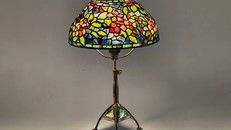 Nét đẹp mong manh của hoa táo được lưu giữ trên đèn kính màu Tiffany. Ảnh: The Lamps of Louis Comfort Tiffany