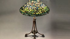Sắc hoa anh thảo Ba Tư lung linh dưới ánh đèn Tiffany. Ảnh: The Lamps of Louis Comfort Tiffany