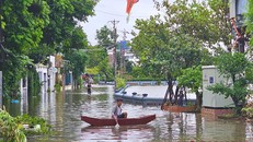 Nước sông Hồng dâng cao gây ngập sâu tại quận Long Biên.