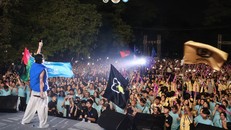 Các bạn sinh viên hòa mình trong bầu không khí sôi động của Đêm nhạc hội.