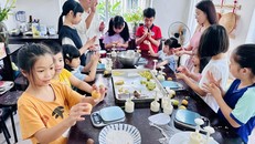 Các em nhỏ, cùng phụ huynh hào hứng tham gia buổi làm bánh Trung thu.