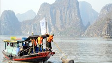 Lực lượng quân đội tham gia thu vớt rác thải từ hoạt động nuôi trồng thủy sản trôi dạt từ các nơi về vịnh Hạ Long.