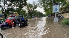 Mưa lớn đầu tuần khiến đường phố Hà Nội ngập, giao thông ùn tắc. 