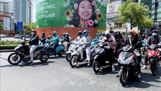 Người dân Thành phố Hồ Chí Minh bịt kín tránh nắng nóng.