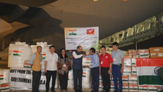 Đại sứ Ấn Độ tại Việt Nam Sandeep Arya đã trao hàng cứu trợ cho đại diện Bộ Nông nghiệp và Phát triển Nông thôn Việt Nam và Ủy ban Nhân dân tỉnh Tuyên Quang.