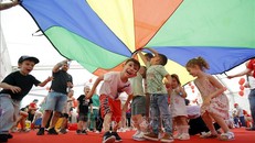 Trẻ em vui chơi tại một sự kiện ngoài trời.