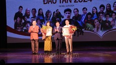 Đại diện Ban tổ chức trao thưởng cho các tác giả đạt giải.