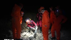 Các nhà khoa học thám hiểm hang Shuanghe ở tỉnh Quý Châu, Tây Nam Trung Quốc.