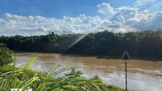 Nước sông Bưởi đang trên báo động 2.