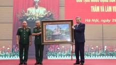 Tổng Bí thư, Chủ tịch nước Tô Lâm tặng bức tranh lưu niệm cho Tổng cục II, Bộ Quốc phòng.