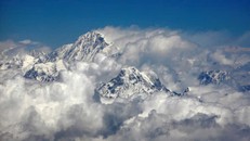 Núi Everest được nhìn thấy trong ảnh chụp từ trên không, bên cạnh núi Ama Dablam. Ảnh: Desmond Boylan.
