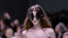 Tàu vũ trụ, người ngoài hành tinh và văn phòng là những "chủ đề" chính trên sàn diễn Xuân/Hè 2025 của Prada. Ảnh: Luca Bruno/AP.