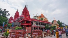 Người dân từ khắp nơi đổ về để cầu nguyện tại Đền Shri Digambar Jain Lal (màu đỏ) và Đền thờ Hindu Gauri Shankar (màu cam) ở Chandni Chowk. Ảnh: CNN.