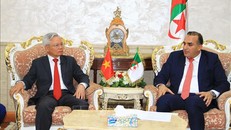 Chủ tịch Ủy ban đối ngoại của Quốc hội Algeria Khouane Mohammed (bên phải) tiếp Phó Chủ tịch Thường trực Hội đồng Lý luận Trung ương Việt Nam GS. TS. Tạ Ngọc Tấn. 