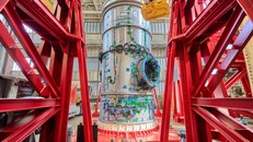 Trạm Cư trú và Hậu cần (HALO) được dựng thẳng đứng trong cơ sở Thales Alenia Space tại Turin, Ý sau khi hoàn thành bài kiểm tra tải trọng tĩnh. Ảnh: Thales Alenia Space